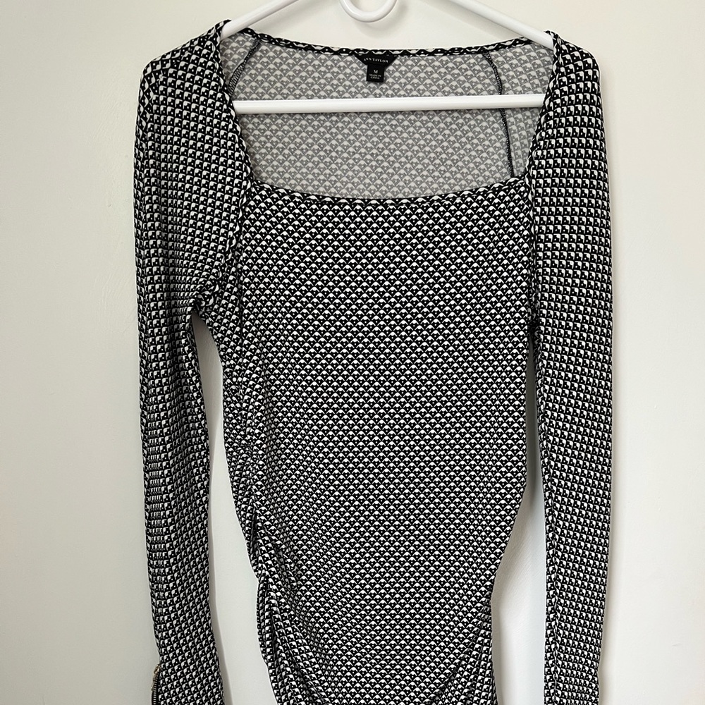 Black and cream patterned stretchy blouse by Ann Taylor. Size M.
